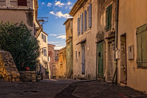BYSTANDERS IN A BORDER TOWN